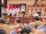 KAPUAS PAPARAN: Bupati Kapuas H Muhammad Wiyatno menjelaskan keadaan Kabupaten Kapuas pada Rakor optimalisasi PAD Sektor Perkebunan dan Kehutanan yang digelar di Aula Jayang Tingang, Kantor Gubernur Kalimantan Tengah Palangka Raya, Senin (20/10).
