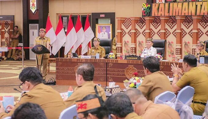 KAPUAS PAPARAN: Bupati Kapuas H Muhammad Wiyatno menjelaskan keadaan Kabupaten Kapuas pada Rakor optimalisasi PAD Sektor Perkebunan dan Kehutanan yang digelar di Aula Jayang Tingang, Kantor Gubernur Kalimantan Tengah Palangka Raya, Senin (20/10).