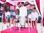 KAPUAS HARI SANTRI: Bupati Kapuas H Muhammad Wiyatno saat memimpin upacara hari santri nasional tahun 2025 di halaman masjid Agung Al Mukarram Amanah Kapuas, Rabu (22/10).