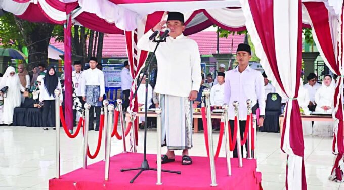 KAPUAS HARI SANTRI: Bupati Kapuas H Muhammad Wiyatno saat memimpin upacara hari santri nasional tahun 2025 di halaman masjid Agung Al Mukarram Amanah Kapuas, Rabu (22/10).