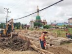 KAPUAS FINISHING: DLHK Kapuas melakukan penataan dan fi nishing Taman Simpang Adipiura yang sebelumnya pembangunan taman ini mendapat sorotan dari berbagai pihak.