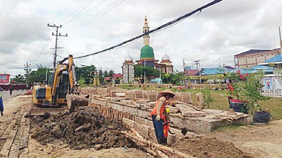 KAPUAS FINISHING: DLHK Kapuas melakukan penataan dan fi nishing Taman Simpang Adipiura yang sebelumnya pembangunan taman ini mendapat sorotan dari berbagai pihak.