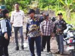 KAPUAS TURUN LAPANGAN: Bupati Kapuas H Muhammad Wiyatno melakukan peninjauan progres pekerjaan rekonstruksi jalan di Kecamatan Bataguh dan Tamban Catur, Kamis (23/10).