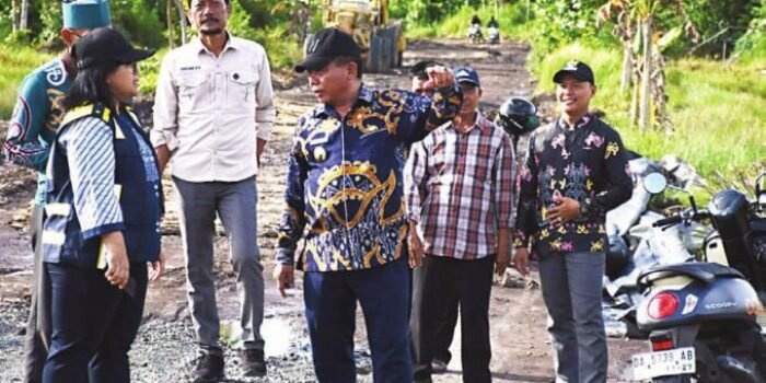 KAPUAS TURUN LAPANGAN: Bupati Kapuas H Muhammad Wiyatno melakukan peninjauan progres pekerjaan rekonstruksi jalan di Kecamatan Bataguh dan Tamban Catur, Kamis (23/10).