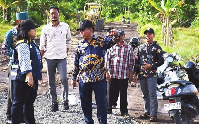 KAPUAS TURUN LAPANGAN: Bupati Kapuas H Muhammad Wiyatno melakukan peninjauan progres pekerjaan rekonstruksi jalan di Kecamatan Bataguh dan Tamban Catur, Kamis (23/10).