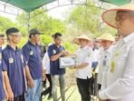 KAPUAS PENYERAHAN PREMI: Wakil Bupati Kapuas Dodo menyerahkan premi secara simbolis kepada salah satu warga binaan rutan pada kegiatam Panen Padi Perdana, di Lahan Pertanian Pulau Petak.