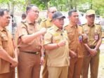 KAPUAS ALSINTAN: Bupati Kapuas HM Wiyatno didampingi Sekretaris Daerah Kabupaten Kapuas Dr Usis I Sangkai menerima bantuan berupa combine dari Pemerintah Pusat di halaman Kantor Distan, Selasa (30/9)