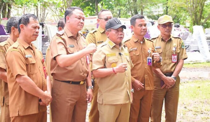 ALSINTAN: Bupati Kapuas HM Wiyatno didampingi Sekretaris Daerah Kabupaten Kapuas Dr Usis I Sangkai menerima bantuan berupa combine dari Pemerintah Pusat di halaman Kantor Distan, Selasa (30/9)