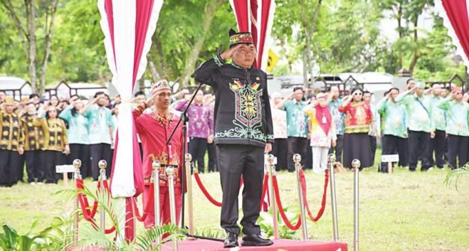 KAPUAS INSPEKTUR UPACARA: Bupati Kapuas H Muhammad Wiyatno bertindak sebagai Inspektur Upacara Peringatan ke-97 Hari Sumpah Pemuda di Halaman Kantor Bupati Kapuas, Kamis (30/10).