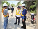 KAPUAS CEK PEMBANGUNAN: Bupati Kapuas H Muhammad Wiyatno didampingi Sekda Kapuas Dr Usis I Sangkai melakukan peninjauan langsung progres rekonstruksi jalan desa yang berada di Kecamatan Tamban Catur, Jumat (3/10).