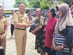 KAPUAS PANGAN MURAH: Sekda Kapuas Dr Usis I Sangkai menyerahkan paket sembako murah secara simbolis kepada masyarakat, Senin (6/10)