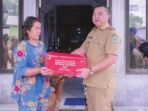 KAPUAS BANTUAN: Wakil Bupati Kapuas Dodo memberikan bantuan kepada masyarakat terdampak bencana kebakaran di wilayah Kecamatan Timpah, Senin (6/10).