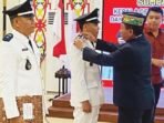KAPUAS SELAMAT BERTUGAS: Bupati Kapuas HM Wiyatno saat prosesi pengambilan sumpah/janji dan pelantikan Kades Mantangai Tengah Kecamatan Mantangai dan Kades Narahan Baru Kecamatan Pulau Petak di Ruang Rapat Rumah Jabatan Bupati Kapuas, Rabu (8/10).