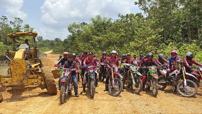 TINJAU: Bupati Kapuas HM Wiyatno didampingi Wakil Bupati Kapuas Dodo, Sekda Kabupaten Kapuas Dr Usis I Sangkai, serta sejumlah Kepala Perangkat Daerah Lingkup Pemkab Kapuas melaksanakan kunker yang intensif ke empat kecamatan non pasang surut.