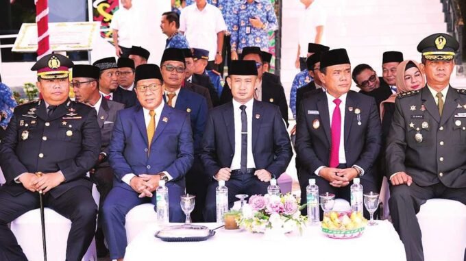 UPACARA: Wali Kota Palangka Raya, Fairid Naparin didampingi Forkompimda Kota Palangka Raya mengikuti rangkaian upacara peringatan Hari Kesaktian Pancasila, di kantor Wali Kota Palangka Raya, Rabu (1/10).