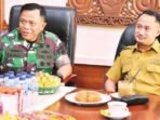 PALANGKA RAYA RAPAT: Wali Kota Palangka Raya, Fairid Naparin dan Panglima Daerah Militer (Pangdam) XXII/Tambun Bungai, Mayjen TNI Zainul Arifin saat rapat membahas evaluasi tata ruang Kota Palangka Raya, Selasa (14/10).