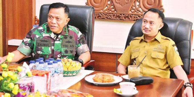 PALANGKA RAYA RAPAT: Wali Kota Palangka Raya, Fairid Naparin dan Panglima Daerah Militer (Pangdam) XXII/Tambun Bungai, Mayjen TNI Zainul Arifin saat rapat membahas evaluasi tata ruang Kota Palangka Raya, Selasa (14/10).