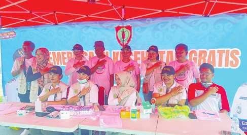 PALANGKA RAYA KESEHATAN: Plt Kepala Dinas Kesehatan Kota Palangka Raya, Riduan (berdiri tiga dari kanan) berfoto bersama di stand CKG di bundaran besar.