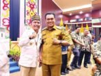 PALANGKA RAYA RAKOR: Gubernur Kalteng, H Agustiar Sabran dan Wakil Wali Kota Palangka Raya Achmad Zaini berfoto bersama usai Rakor Optimalisasi PAD Sektor Perkebunan dan Kehutanan Tahun 2025 di Aula Jaya Tingang, Senin(20/10).