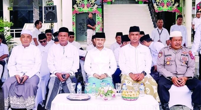 PALANGKA RAYA HARI SANTRI: Wali Kota Palangka Raya, Fairid Naparin memimpin jalannya upacara peringatan hari santri, di halaman Kantor Wali Kota Palangka Raya, Rabu (22/10).