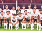 PALANGKA RAYA TIM SEPAKBOLA: Wali Kota Palangka Raya, Fairid Naparin berfoto bersama dengan kesebelasan Palangka Raya FC.