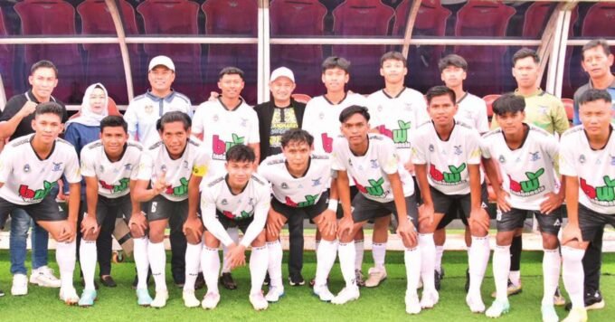 PALANGKA RAYA TIM SEPAKBOLA: Wali Kota Palangka Raya, Fairid Naparin berfoto bersama dengan kesebelasan Palangka Raya FC.