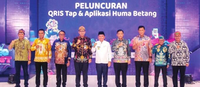 PALANGKA RAYA HADIR: Wakil Wali Kota Palangka Raya Achmad Zaini berfoto bersama dengan Gubernur Kalteng Agustiar Sabran dan jajaran Forkombinda Kalteng usai membuka acara opening ceremony borneo digital economy creative festival x pesona tambun bungai 2025, Jumat (24/10)