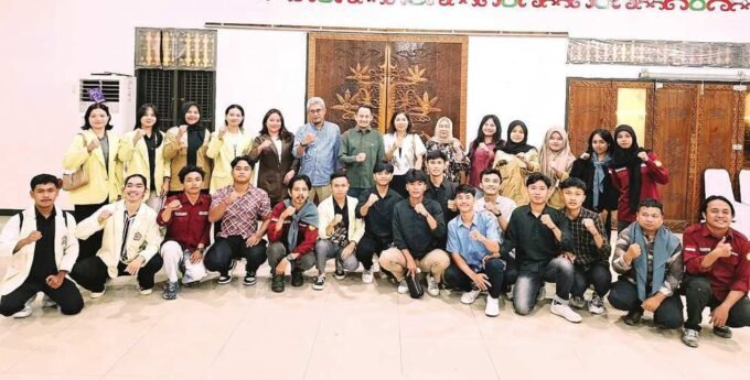 PALANGKA RAYA DISKUSI: Wali Kota Palangka Raya, Fairid Naparin berfoto bersama dengan mahasiswa dan gabungan organisasi kemahasiswaan Kota Palangka Raya di aula Rumah Jabatan Wali Kota Palangaka Raya, Minggu (26/10).