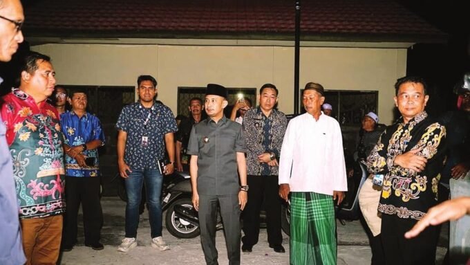 SIDAK: Wali Kota Palangka Raya, Fairid Naparin beserta jajaran meninjau perumnas lama di Jalan Gelatik, baru-baru ini.