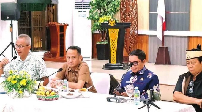 RAKOR: Wali Kota Palangka Raya, Fairid Naparin memimpin rapat koordinasi penyelesaian masalah pertanahan, yang digelar di aula Rumah Jabatan Wali Kota, Rabu (1/10)