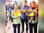 PALANGKA RAYA MELIHAT: Wali Kota Palangka Raya, Fairid Naparin bersama Wakil Gubernur Kalteng, H Edy Pratowo, dan Kapolda Kalteng, Irjen Pol Iwan Kurniawan saat melihat buah segar yang dijual di Duta Mall Palangka Raya, Jumat(3/10).