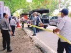 PALANGKA RAYA ATASI KEMACETAN: Personel Dishub Kota Palangka Raya memasang barier di sekitar kawasan jalan masuk Duta Mall, Jalan Adonis Samad, Senin (6/10).