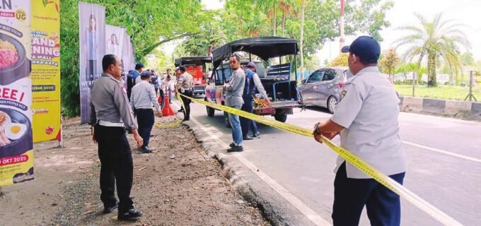 ATASI KEMACETAN: Personel Dishub Kota Palangka Raya memasang barier di sekitar kawasan jalan masuk Duta Mall, Jalan Adonis Samad, Senin (6/10).