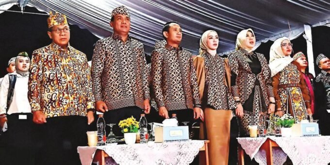 IKUTI: Wali Kota dan Wakil Wali Kota Palangka Raya bersama unsur Forkompimda Kota Palangka Raya hadiri Pembukaan Palangka Fair, belum lama ini.