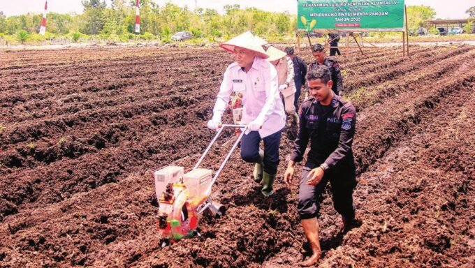 PANGAN: Wali Kota Palangka Raya, Fairid Naparin diwakili Wakil Wali Kota Palangka Raya, Achmad Zaini melakukan penanaman jagung yang dilaksanakan di Jalan Tumbang Talaken Km 62, Kelurahan Pager, Kecamatan Rakumpit, Rabu (8/10).