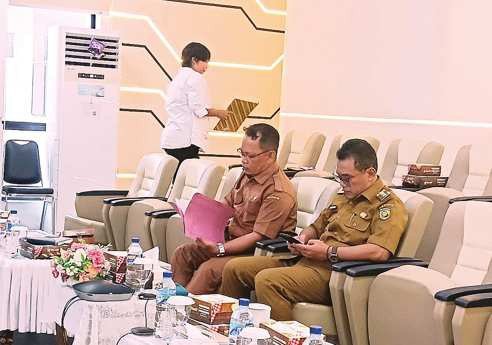 RAKOR: Wakil Wali Kota Palangka Raya, Achmad Zaini secara rutin mengikuti rakor inflasi yang diselenggarakan oleh Kemendagri melalui zoom meeting, di ruang CC Kantor Wali Kota Palangka Raya, Senin (13/10).