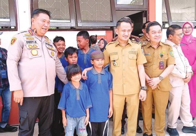 BAHAGIA: Wali Kota Palangka Raya, Fairid Naparin turut hadir dalam peresmian Sekolah Rakyat (SR), belum lama ini.
