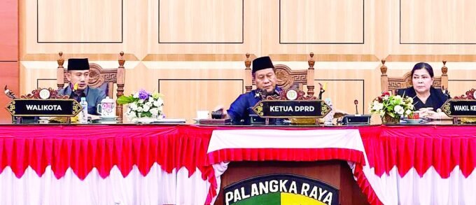 PALANGKA RAYA RAPAT: Wali Kota Palangka Raya, Fairid Naparin hadiri rapat Paripurna ke-9 Masa Persidangan I Tahun Sidang 2025/2026 di Gedung DPRD Kota Palangka Raya, Kamis (16/10).