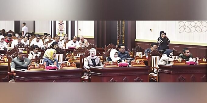 Tanpa judul (1200 x 600 piksel) (1) HADIRI: Ketua Komisi II DPRD Kalteng, Hj Siti Nafsiah saat menghadiri rapat paripurna, belum lama ini.