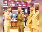 PALANGKA RAYA TERIMA KUNCI: Wali Kota Palangka Raya, Fairid Naparin menerima kunci truk angkutan sampah dari Gubernur Kalimantan Tengah, H Agustiar Sabran usai penandatanganan Optimalisasi PAD Sektor Pertambangan Tahun 2025, di Aula Jayang Tingang, Selasa (21/10).