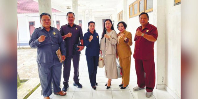 AKTIF: Anggota DPRD Gumas Rusmila bersama anggota dewan lainnya saat melakukan kunjungan kerja, belum lama ini.