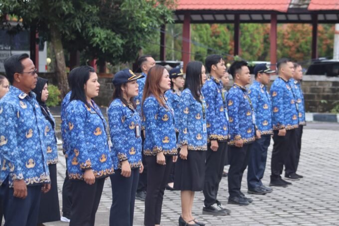 katingan UPACARA - Jajaran Diskominfostandi Kabupaten Katingan, ketika melaksanakan upacara peringatan hari sumpah pemuda, Selasa (28/10).