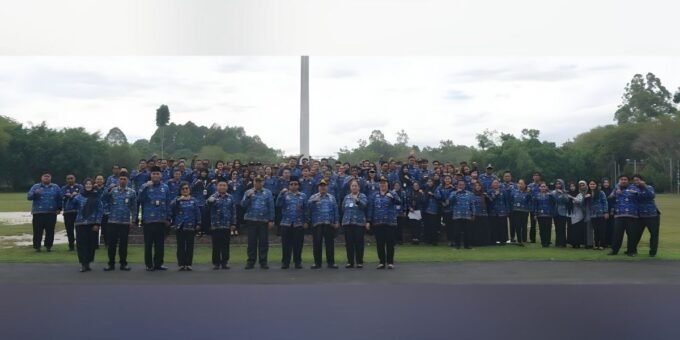 UPACARA - Jajaran ASN di lingkup Setda Katingan, usai memperingati Hari Sumpah Pemuda di halaman Kantor Bupati Katingan, Selasa (28/10).