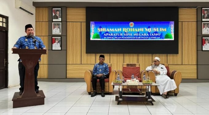 katingan SAMBUTAN - Bupati Katingan Saiful, ketika memberikan sambutan di acara siraman rohani Muslim bagi ASN di lingkungan Pemkab Katingan yang dilaksanakan di aula Bappedalitbang Kabupaten Katingan, Selasa (28/10).
