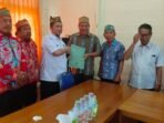 katingan PENDAFTARAN - Bupati Katingan Saiful ketika menyerahkan berkas kepada panitia Musda DAD Kabupaten Katingan, Rabu (29/10).