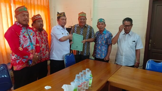 katingan PENDAFTARAN - Bupati Katingan Saiful ketika menyerahkan berkas kepada panitia Musda DAD Kabupaten Katingan, Rabu (29/10).