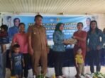 PENYERAHAN - Ketua TP PKK Kabupaten Katingan Sumiati Saiful, ketika menyerahkan bantuan natura bagi anak-anak yang terindikasi stunting maupun berisiko stunting di Desa Rangan Tangko Kecamatan Marikit, pada Rabu (22/10) lalu.