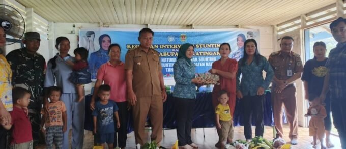katingan PENYERAHAN - Ketua TP PKK Kabupaten Katingan Sumiati Saiful, ketika menyerahkan bantuan natura bagi anak-anak yang terindikasi stunting maupun berisiko stunting di Desa Rangan Tangko Kecamatan Marikit, pada Rabu (22/10) lalu.
