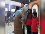 kotim MELEPAS : Wakil Bupati Kotim Irawati saat melepas tanda peserta resmi ditutup kegiatan MPLS di Sekolah Rakyat Terintegrasi 55 Kotawaringin Timur, Selasa (14/10).