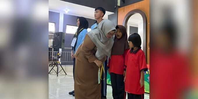 MELEPAS : Wakil Bupati Kotim Irawati saat melepas tanda peserta resmi ditutup kegiatan MPLS di Sekolah Rakyat Terintegrasi 55 Kotawaringin Timur, Selasa (14/10).